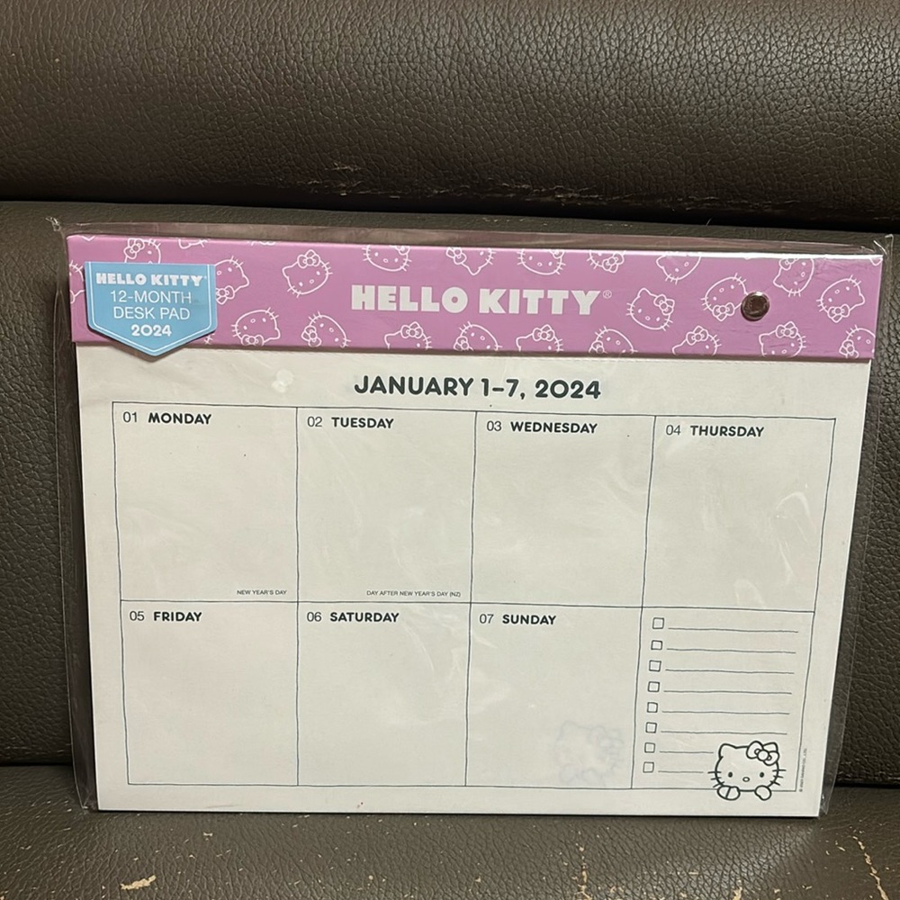 Hello Kitty 12-month Desk Pad 2024 Calendar Planner (pink)